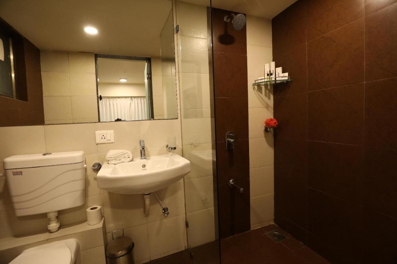 7 Star Weekend Studio At Rajhans Belliza By Global Hospitality Szúrat Kültér fotó
