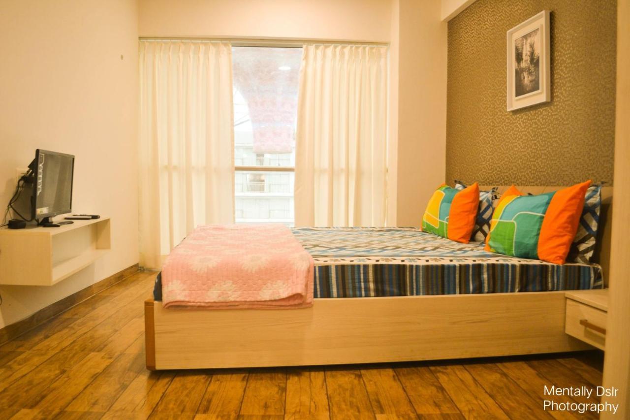 7 Star Weekend Studio At Rajhans Belliza By Global Hospitality Szúrat Kültér fotó