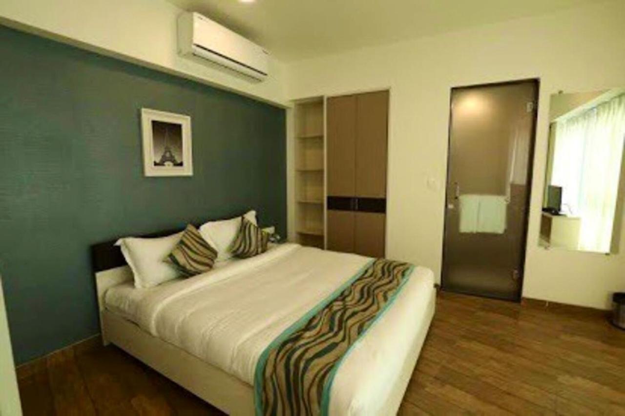 7 Star Weekend Studio At Rajhans Belliza By Global Hospitality Szúrat Kültér fotó